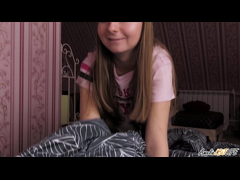 ❤️ Bidh Blondie a’ tarraing a BFF gu domhainn agus a’ faighinn cum na beul ☑  Bhidio gnè  leinn  ☑